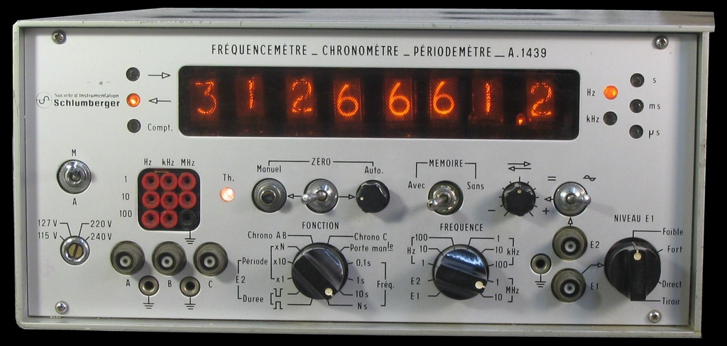 Frequencemetre_Schlumberger_A1439_tubes_Nixies.JPG